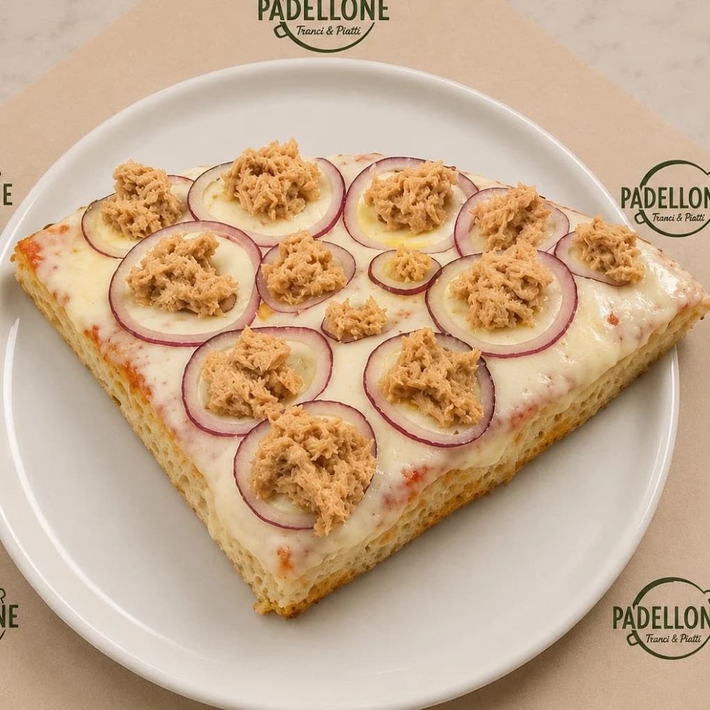 Un trancio del Padellone con mozzarella, cipolla rossa e tonno